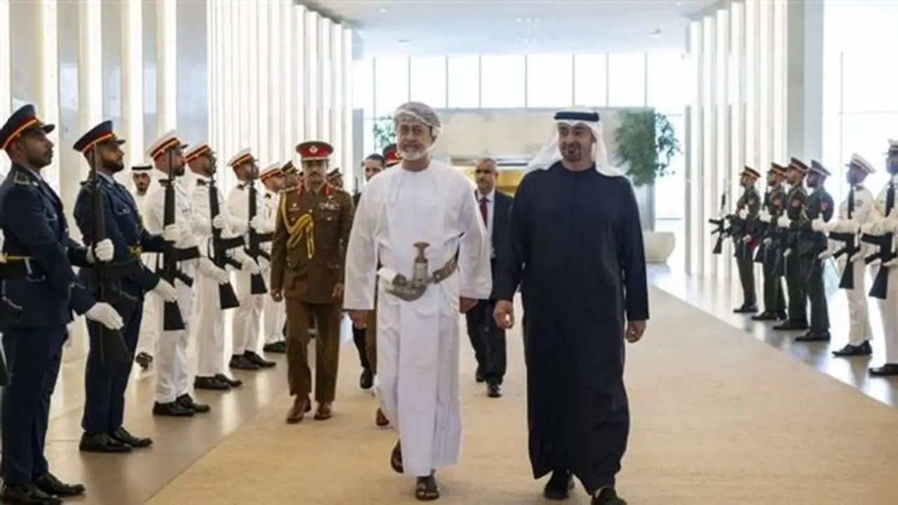تفاصيل لقاء الشيخ محمد بن زايد وسلطان عمان هيثم بن طارق: تعزيز العلاقات الثنائية والقضايا الإقليمية