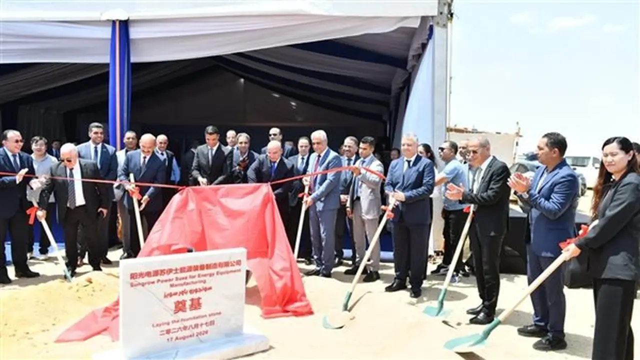 وزير الإنتاج الحربي يضع حجر أساس مشروع “Sungrow Power Suez” لأنظمة تخزين الطاقة