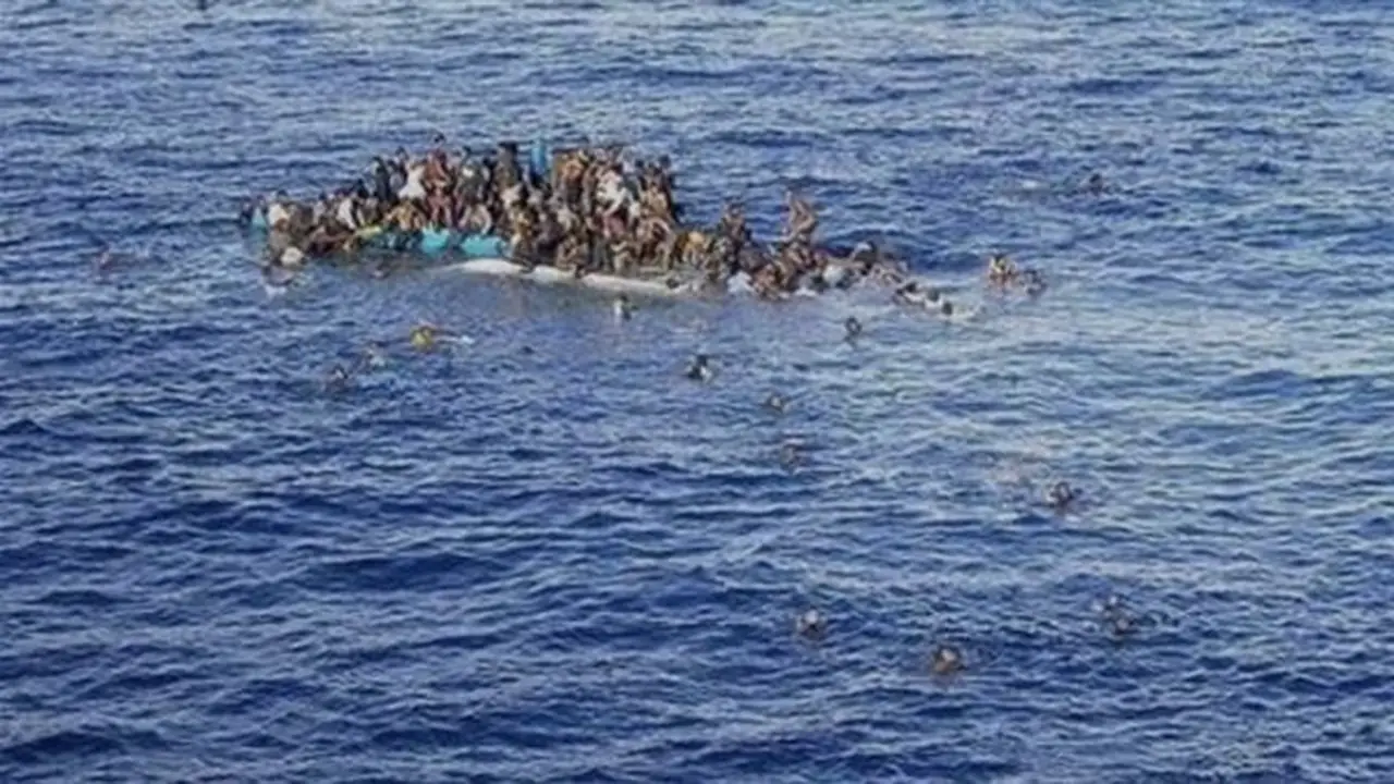 مصرع 7 مهاجرين في حادث غرق قارب بالبحر المتوسط وإنقاذ أكثر من 50 آخرين