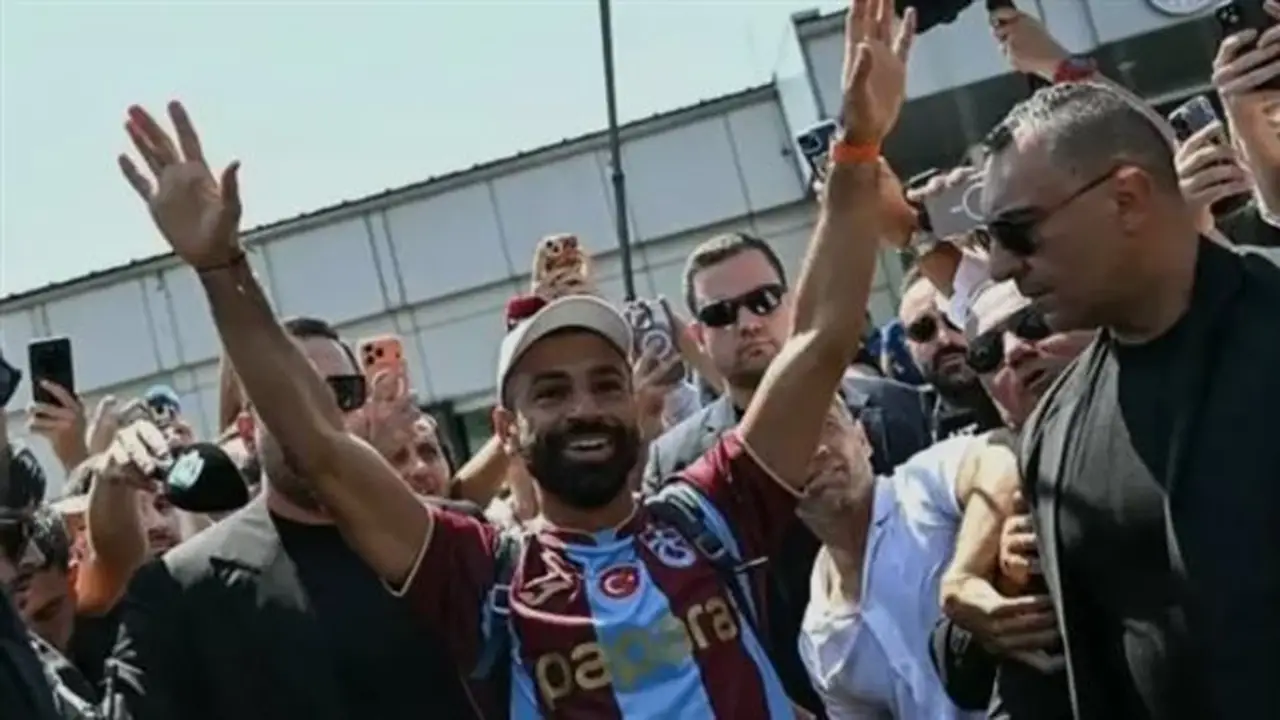مشجعو طرابزون سبور يهتدون عريسا قميص محمد صلاح بدلاً من الذهب في حفل زفافه (فيديو)
