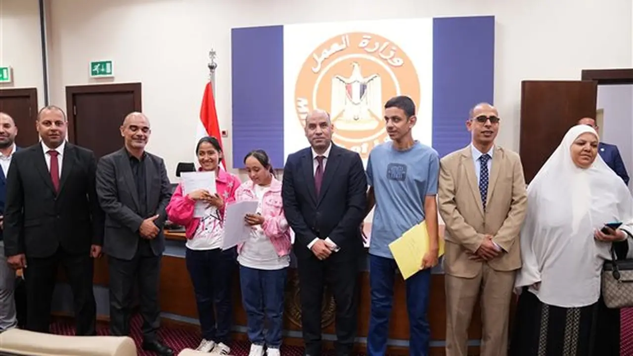 وزير العمل يسلم عقود عمل جديدة لذوي الهمم في 3 شركات (صور)