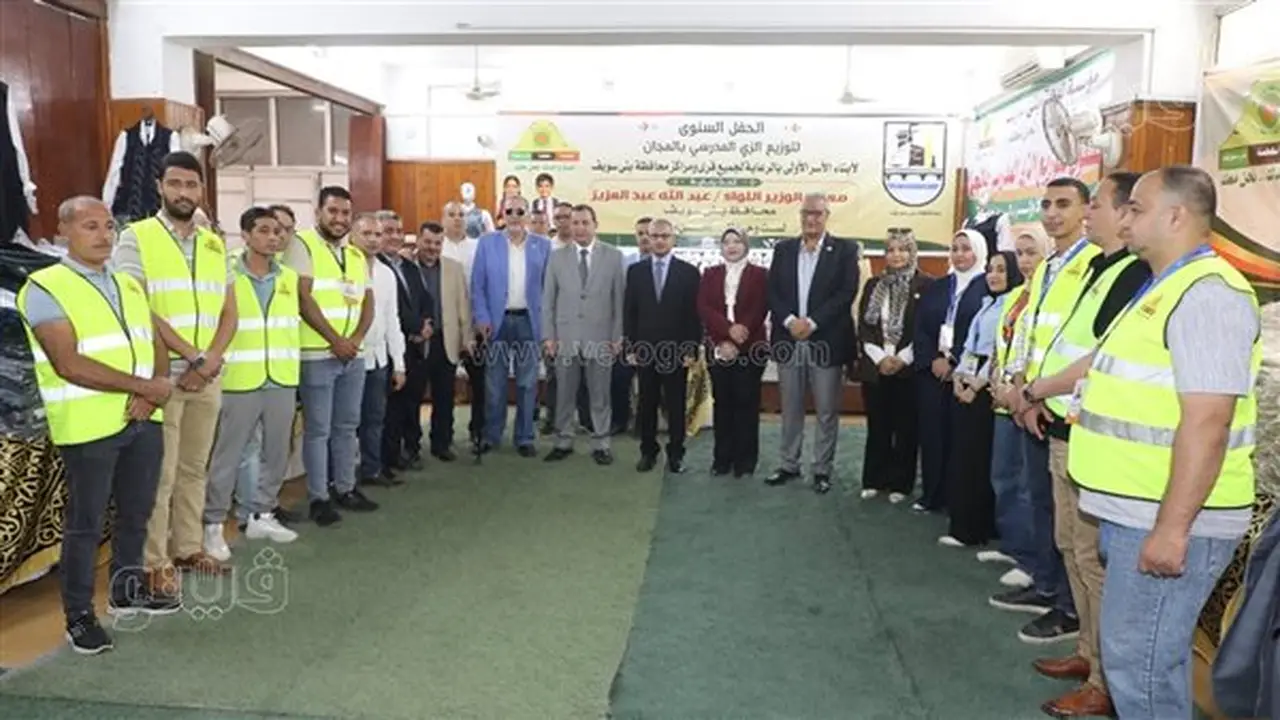 محافظ بني سويف يتفقد معرض توزيع الزي المدرسي لـ 15 ألف أسرة