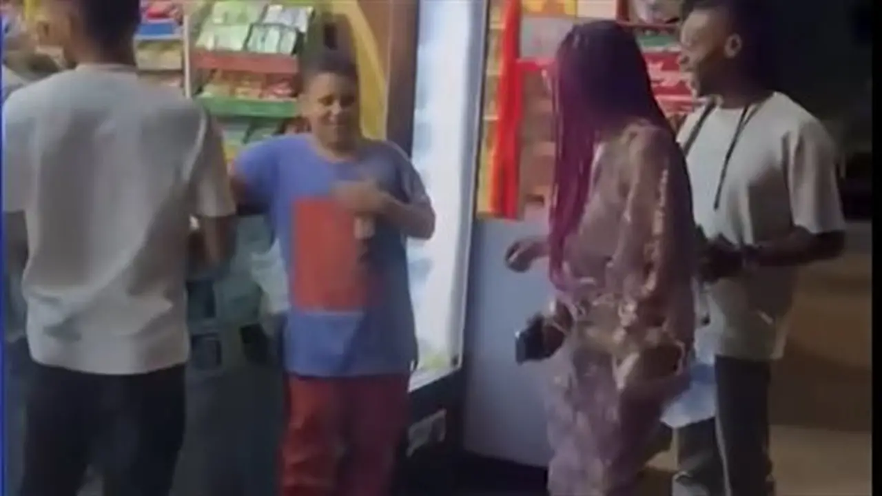 مؤثر أمريكي يبدي انبهاره بطفل مصري يتحدث 15 لغة (فيديو)