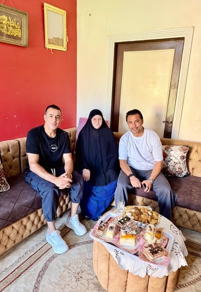 أحمد حسن مع والدة محمد عبد الوهاب أحمد حسن مع والدة محمد عبد الوهاب