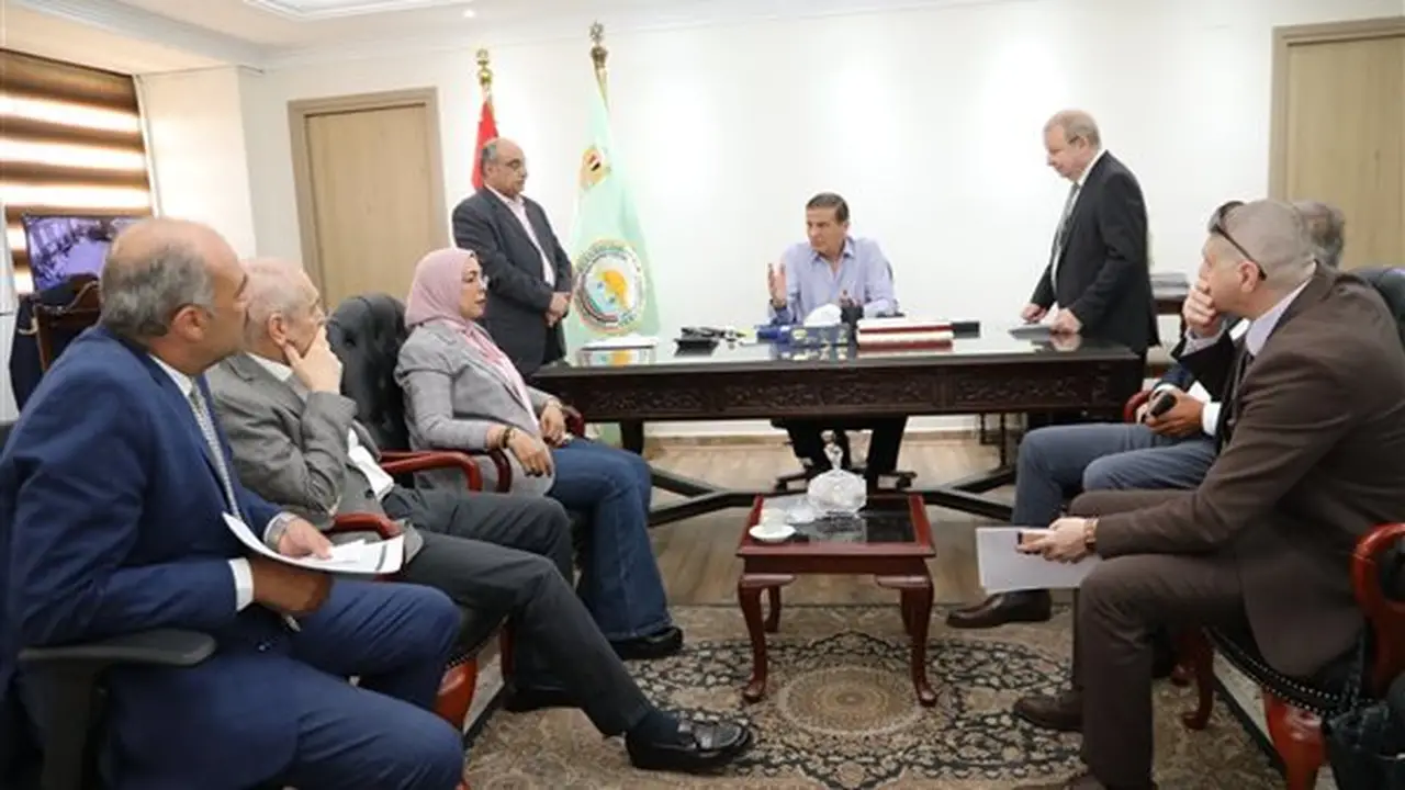 علاء فاروق يناقش مع نواب البرلمان مشكلات المزارعين وطلبات المواطنين (صور)