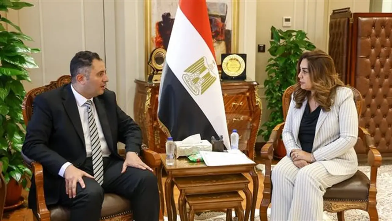 وزيرة التنمية المحلية تناقش مشروعات الاستثمار وملفات التصالح مع محافظ دمياط