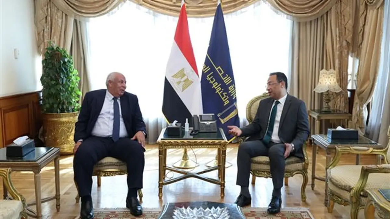 وزير الاتصالات ومحافظ مطروح يستعرضان مشروعات التكنولوجيا بالمحافظة