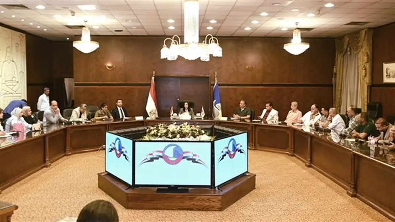 محافظ البحيرة تعقد اجتماعًا دوريًا مع الصحفيين والإعلاميين