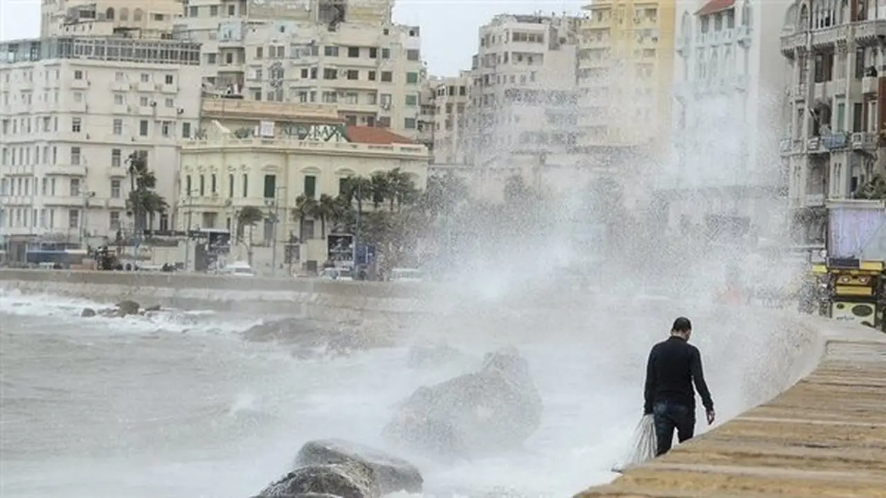 أجواء لطيفة ليلاً وأمواج مرتفعة على الشواطئ، توقعات الطقس ليوم الأربعاء