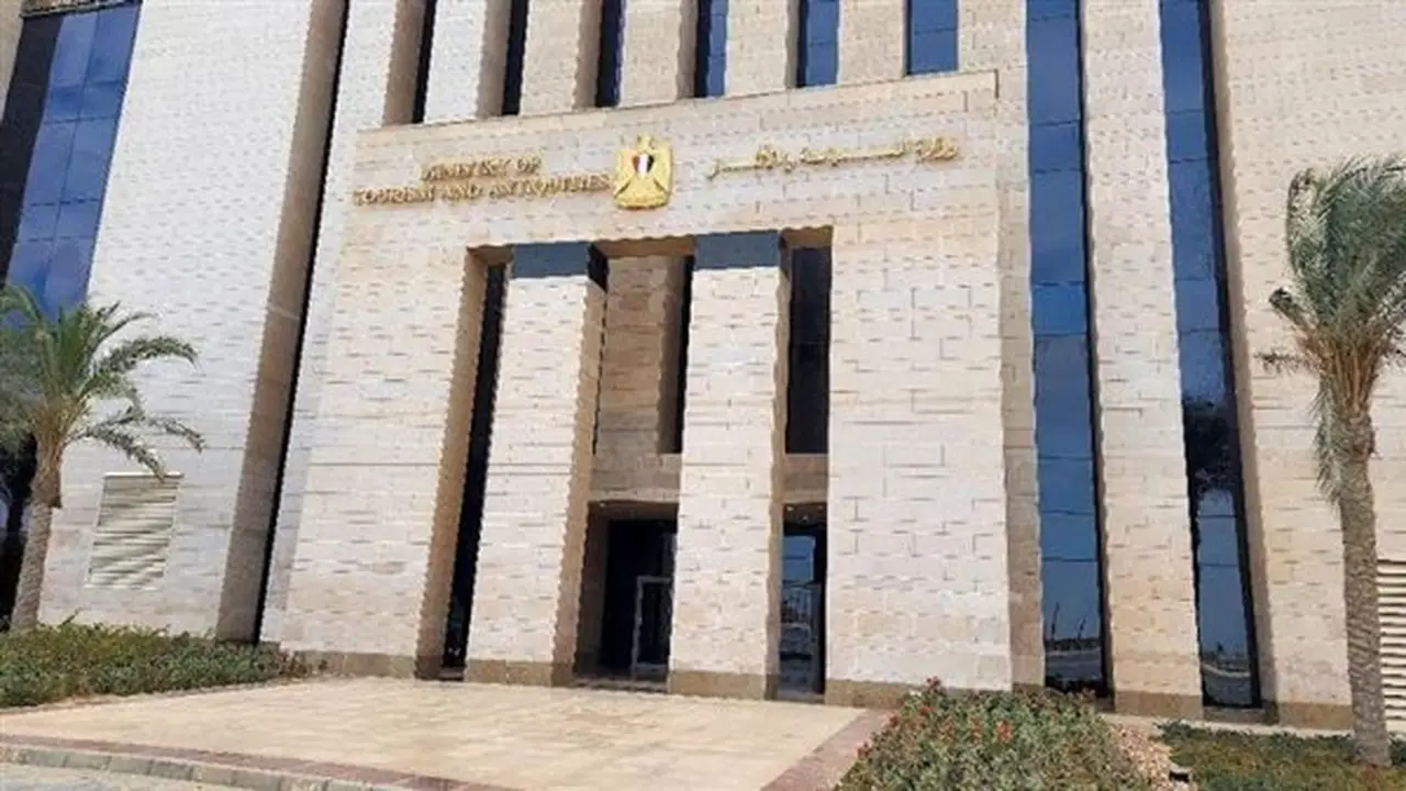 وزارة السياحة تتخذ إجراءات ضد أفراد أمن سمحوا لبلوجر أمريكي بدخول مقابر أثرية مغلقة بالأقصر