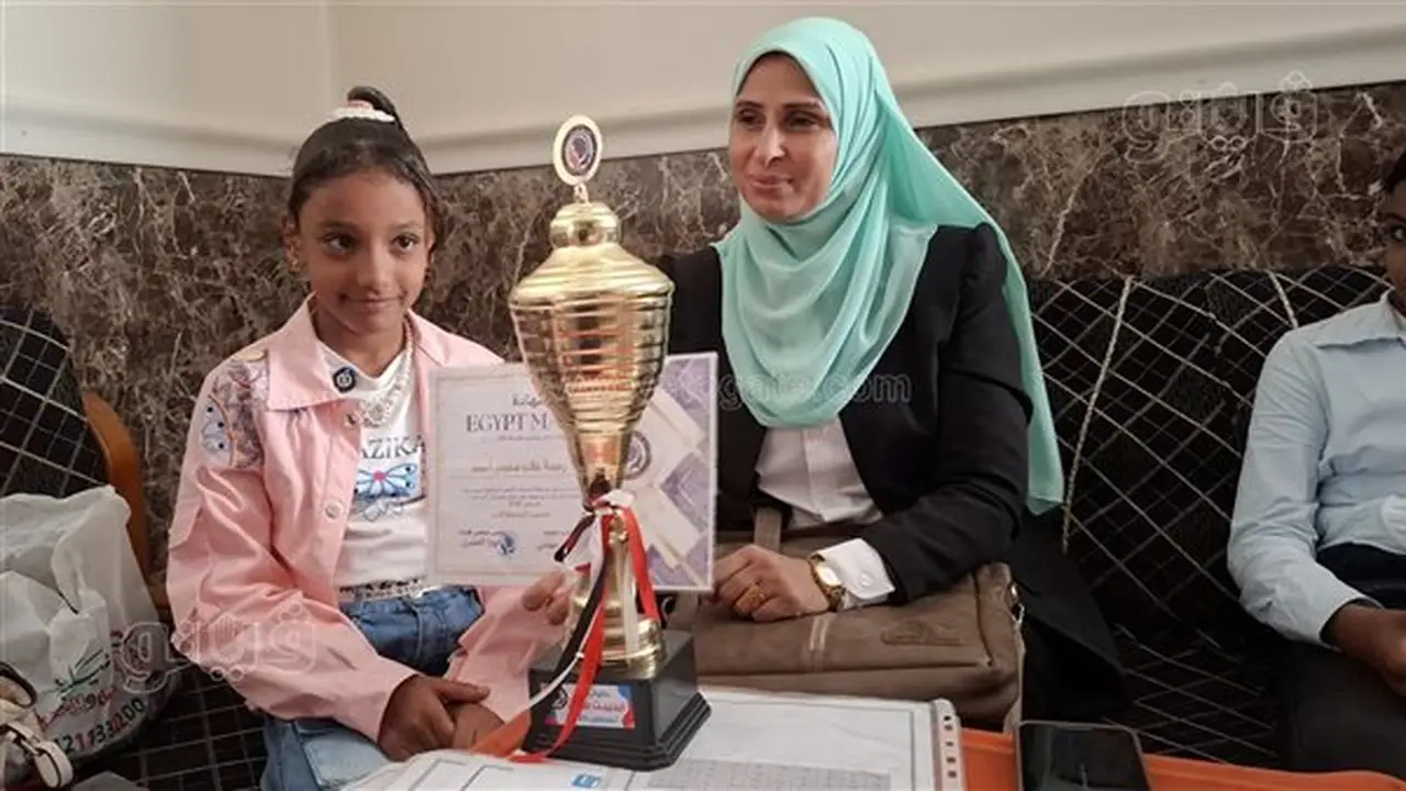 رحمة: أول تلميذة في الصعيد تفوز بالمركز الأول في الحساب الذهني (فيديو)