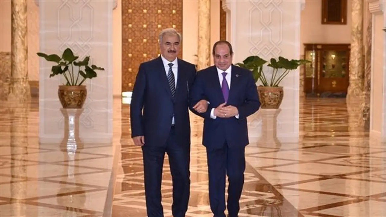 السيسي يؤكد دعم مصر لوحدة ليبيا واستقرارها خلال لقاءه بالمشير خليفة حفتر