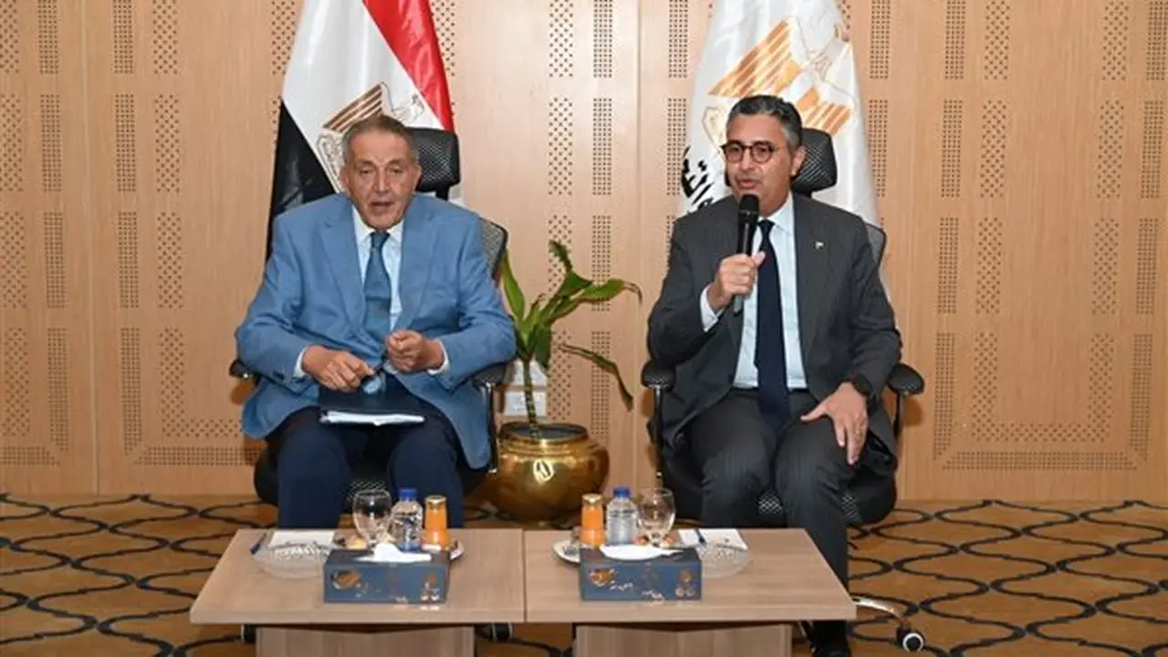 تشكيل لجنة مشتركة بين التموين وشعبة المواد الغذائية لحل مشكلات المنافذ خلال 15 يومًا