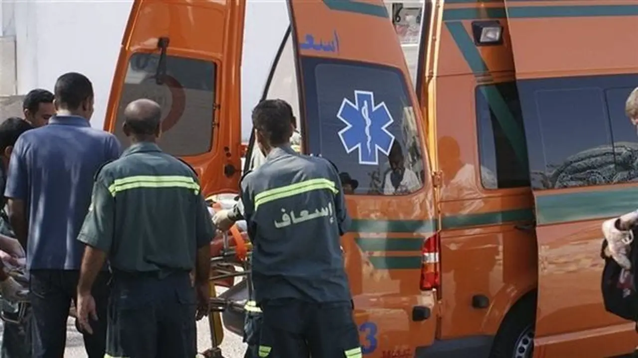 تصادم قطار بضائع بسيارة نقل في مزلقان كوم يعقوب بقنا دون إصابات