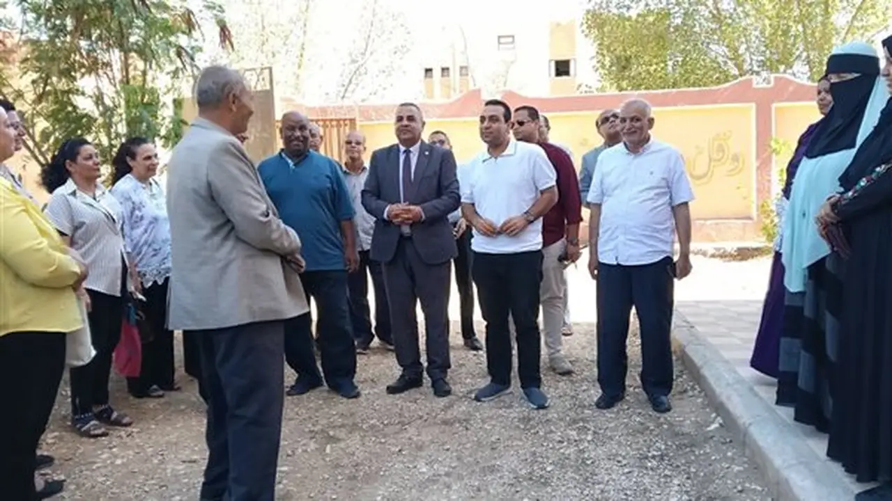 نائب محافظ قنا يتفقد استعدادات المدارس للعام الدراسي الجديد (صور)