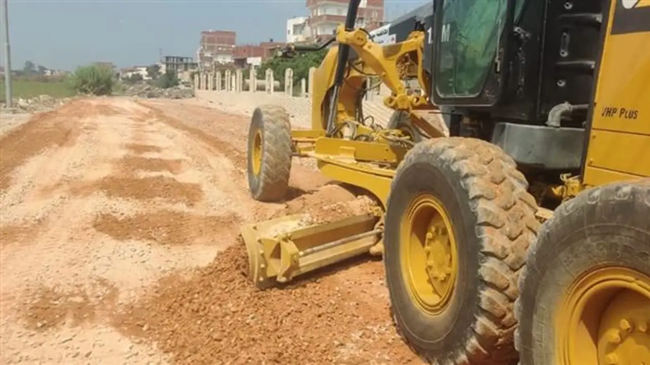 عبد الخالق شوشة يتابع رصف وتطوير الشوارع في أبو المطامير