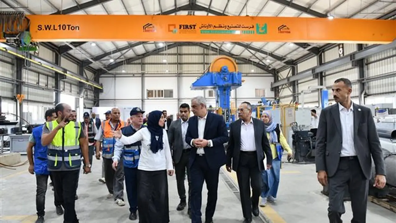 وزير الإنتاج الحربي يتفقد خطوط الإنتاج في شركة حلوان لمحركات الديزل