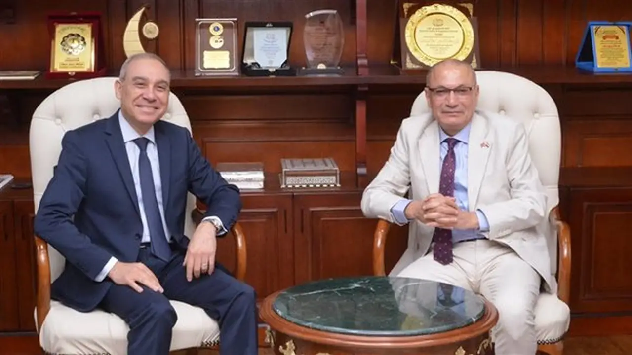 السفير علاء يوسف يستقبل نظيره التركي في القاهرة لتعزيز التعاون الإعلامي