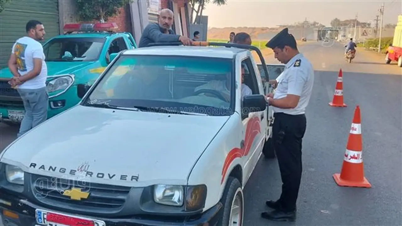 حملات مرورية في الغربية لضبط مخالفات نقل الركاب داخل الصندوق (صور)