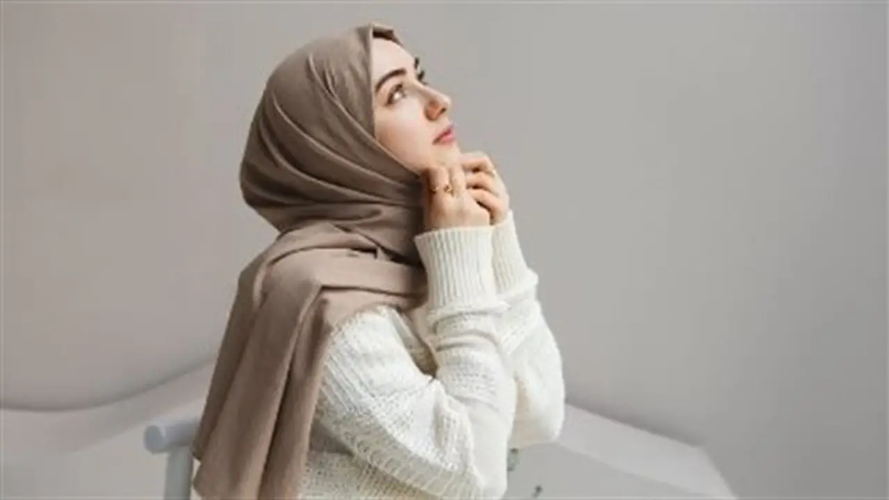 أمين الفتوى يوضح حكم الشرع في إظهار الرقبة أثناء ارتداء الحجاب (فيديو)