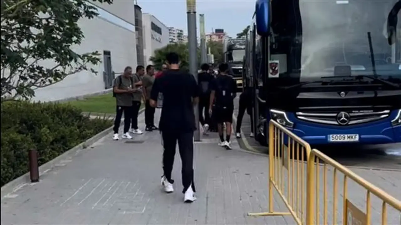 الأهلي يصل إلى ستاد كامب نو لمواجهة برشلونة في كأس خوان جامبر
