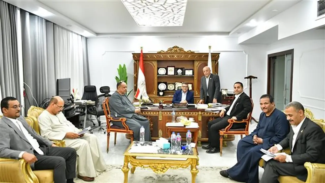 محافظ قنا يناقش مع أعضاء البرلمان سبل تعزيز التنمية وخدمة المواطنين (صور)