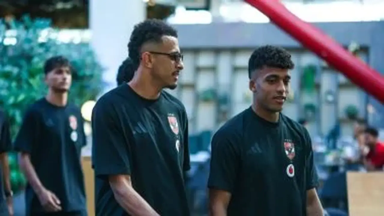 الأهلي يتوجه إلى استاد كامب نو لمواجهة برشلونة ودياً – صور