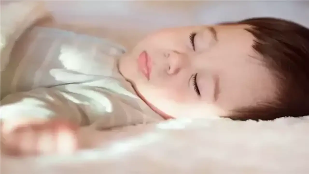 للأمهات: أسباب طلب الطفل المتكرر لشرب الماء أثناء النوم