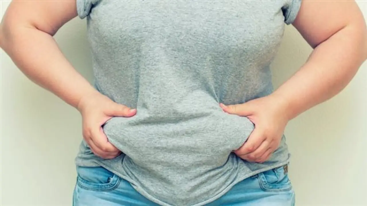 لماذا يصعب حرق دهون البطن؟ استشاري يوضح الأسباب والحلول