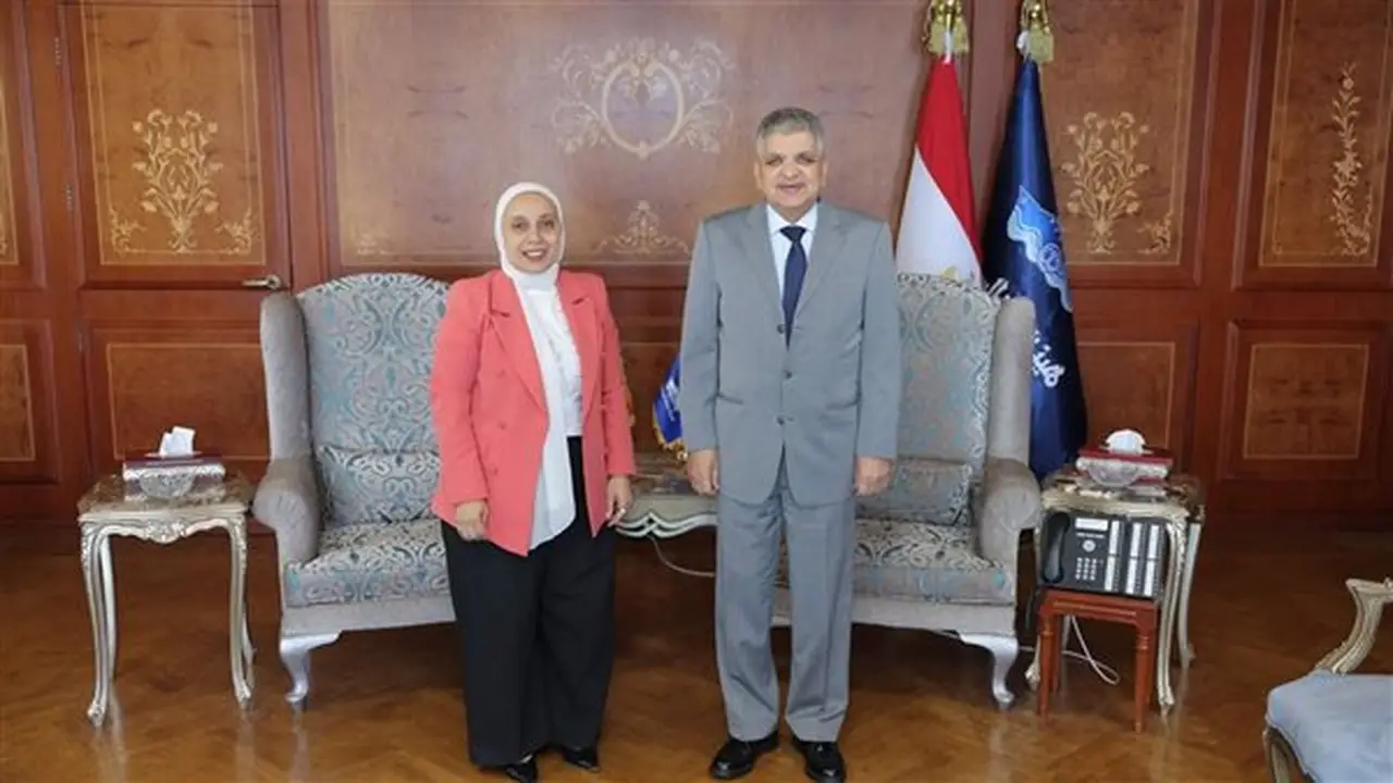 وكيل وزارة الصحة بالإسماعيلية تهنئ رئيس هيئة قناة السويس بتجديد الثقة