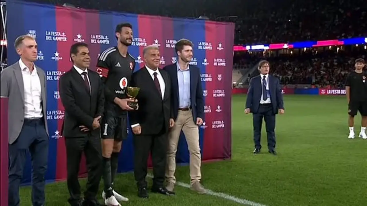 الشناوي يتسلم كأس المركز الثاني بعد هزيمة الأهلي أمام برشلونة في كأس خوان جامبر