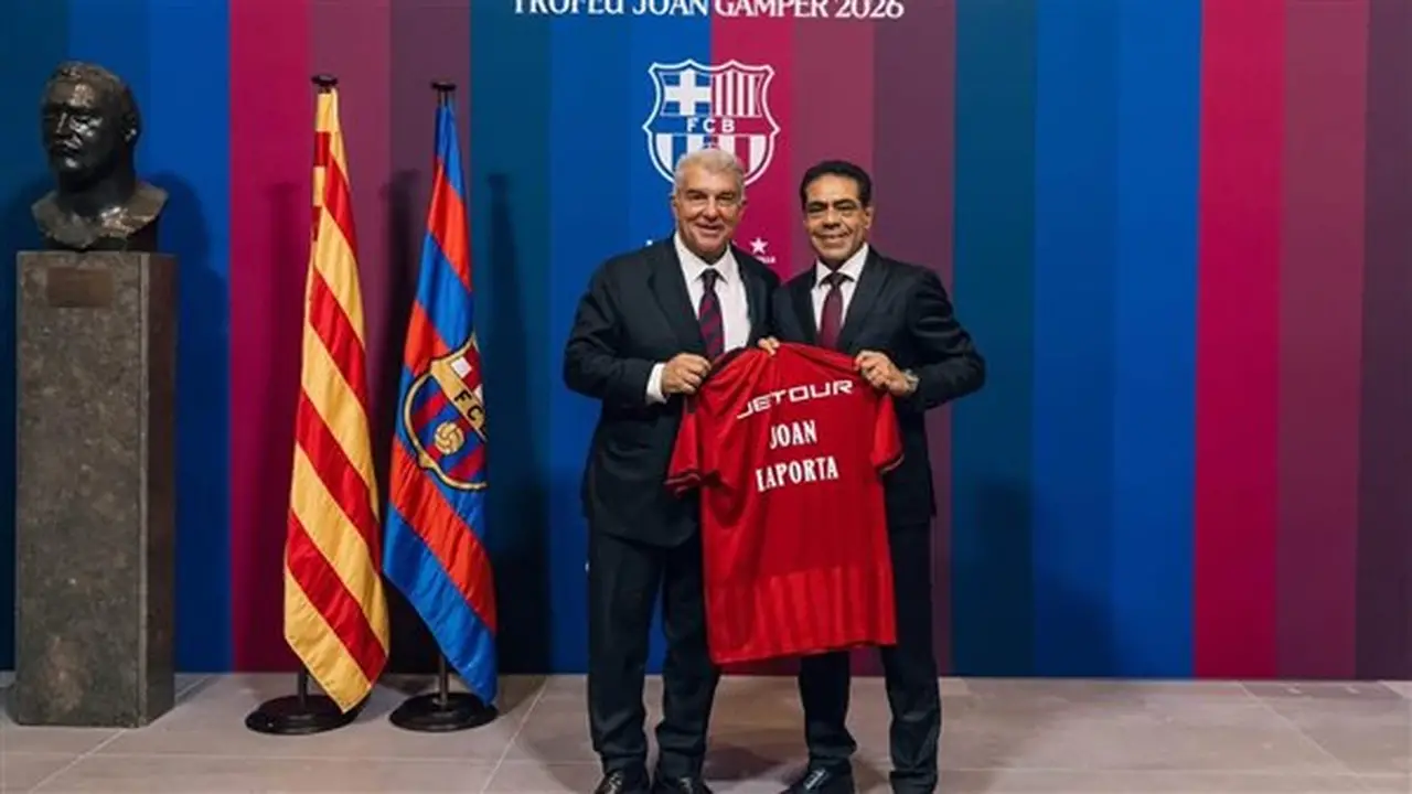 تبادل القمصان والهدايا بين الأهلي وبرشلونة في أجواء ودية