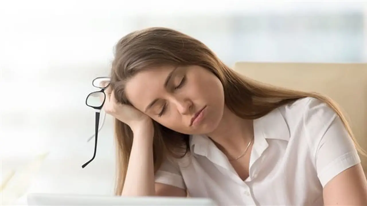 تأثير النوم 4 ساعات يوميًا على جسمك: المخاطر والنتائج