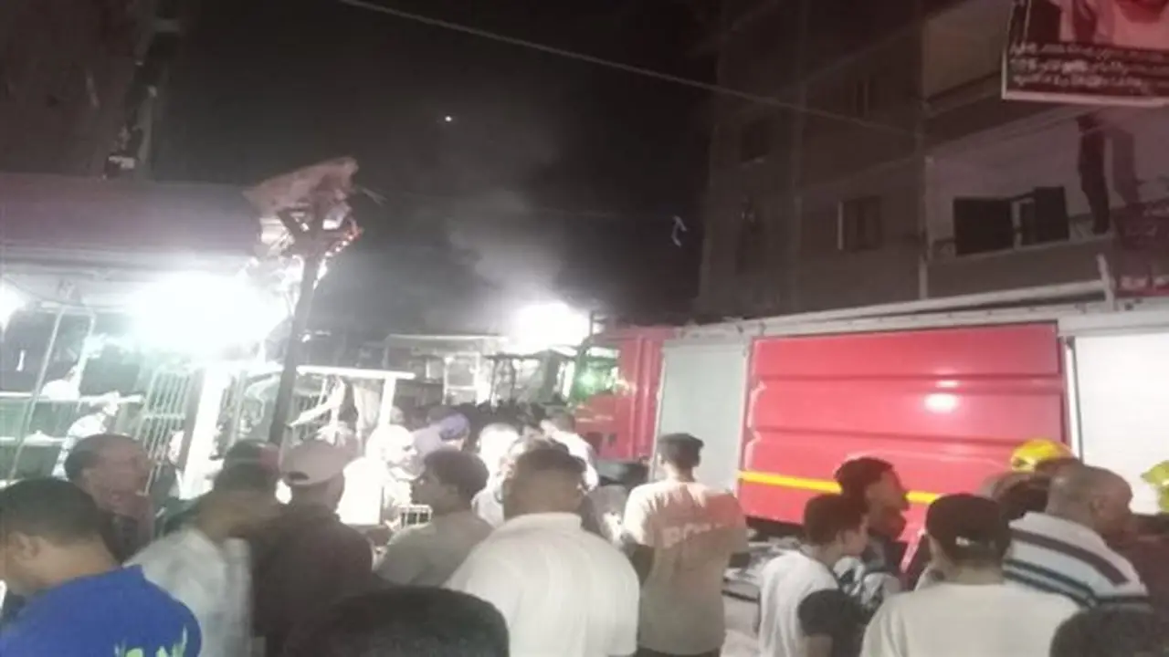 اندلاع حريق ضخم في محلات أحذية بعزبة النخل مع استغاثات عبر مكبرات الصوت (فيديو)