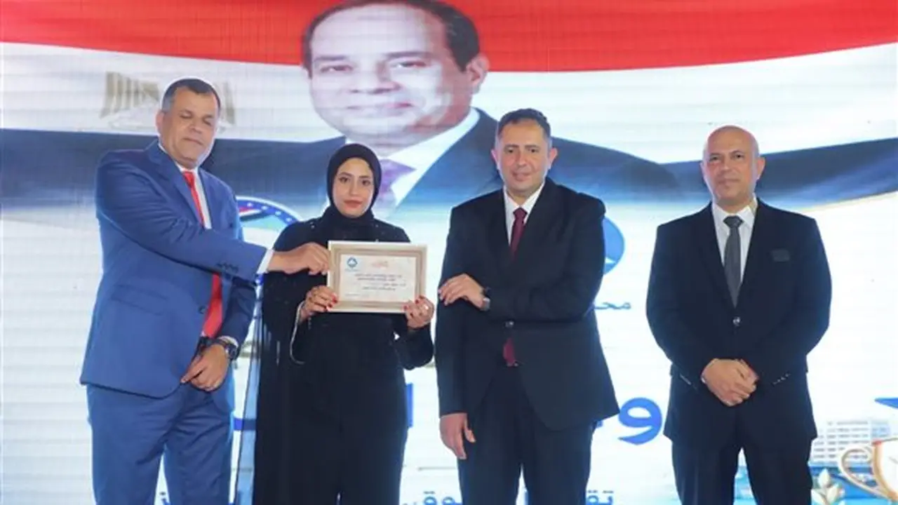 محافظ دمياط يكرم أوائل الشهادات العامة والأزهرية والدبلومات الفنية (صور)
