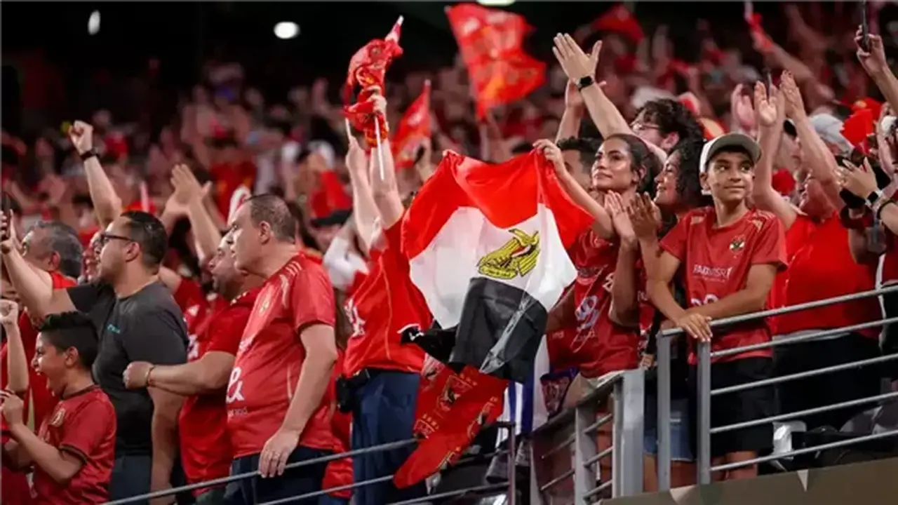 شرطة كتالونيا تتعرض لجماهير الأهلي خلال مواجهة برشلونة في كأس خوان جامبر (فيديو)