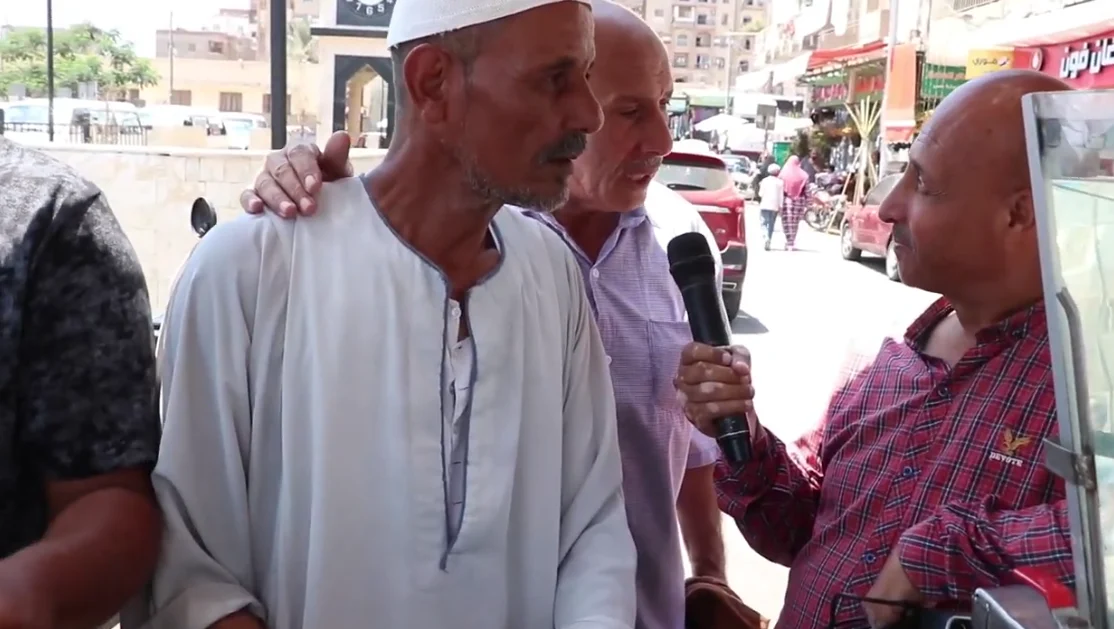 إشادة المارة بما يقدمه صلاح النقيب من عصير المجاني