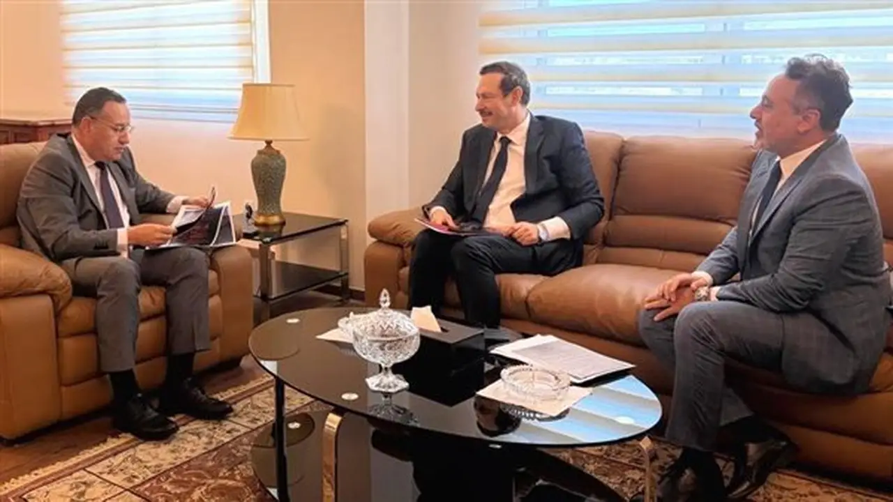 قنصوة يؤكد على تطوير المسرح الجامعي ومسرحة التاريخ المصري القديم