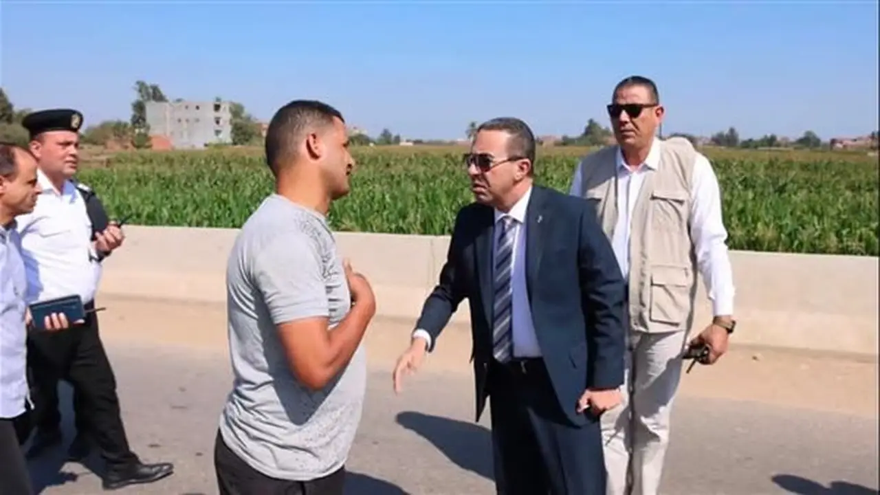 سائق الميكروباص يواجه عقوبات قانونية بعد ضبطه عكس الاتجاه من قبل محافظ المنوفية
