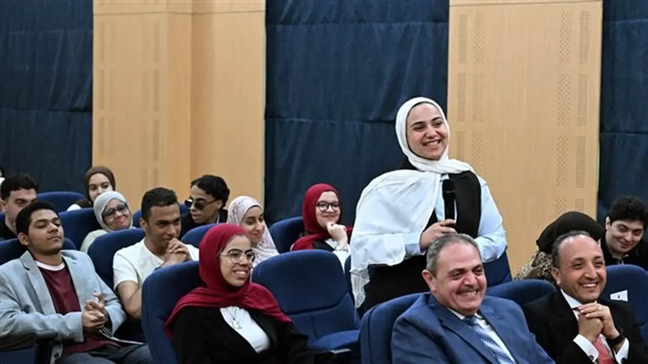 طالبة من أوائل الثانوية تسأل عن دعم الطبقة المتوسطة.. ومدبولي يوضح الخطط الحكومية