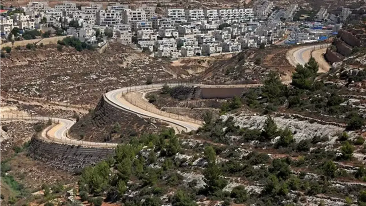 إصابة 12 فلسطينياً في هجوم لمستوطنين قرب رام الله