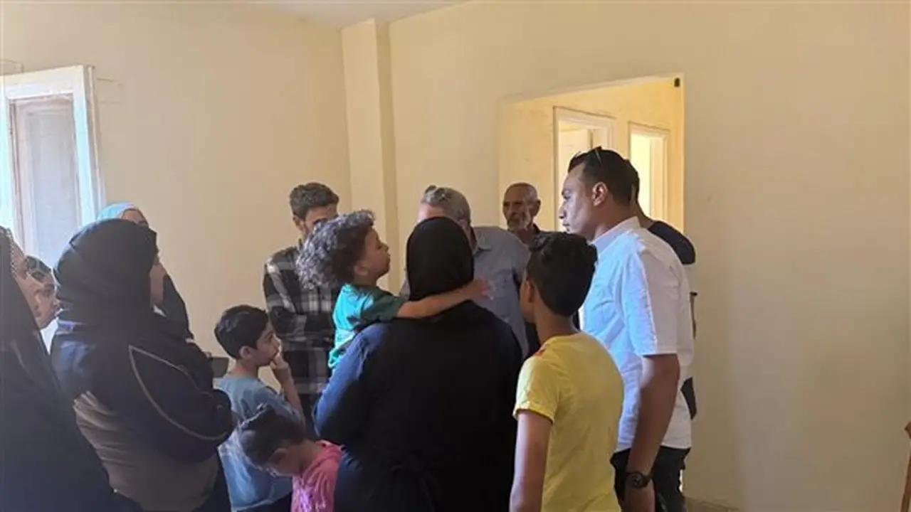 محافظ سوهاج يسلم وحدات سكنية للأسر المتضررة من انهيار منزل ويؤكد: لن أنام حتى أريحكم (صور)