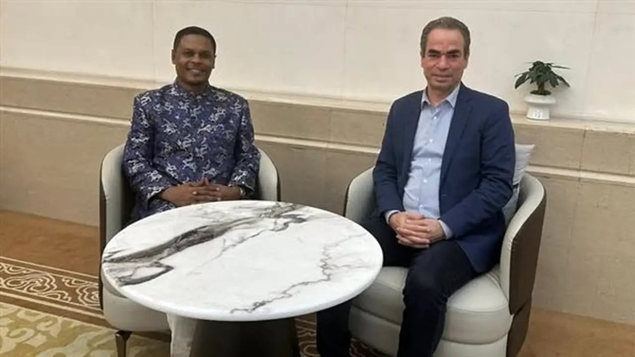 أحمد المسلماني يلتقي وزير الإعلام الصومالي في بكين لتعزيز خدمات ماسبيرو باللغتين الصومالية والعفرية