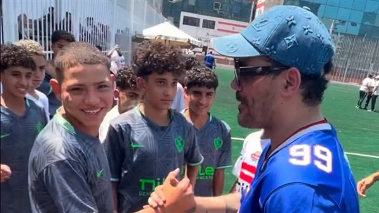 عمرو زكي يزور نادي الزمالك ويشجع ناشئيه في تدريباتهم (صور)