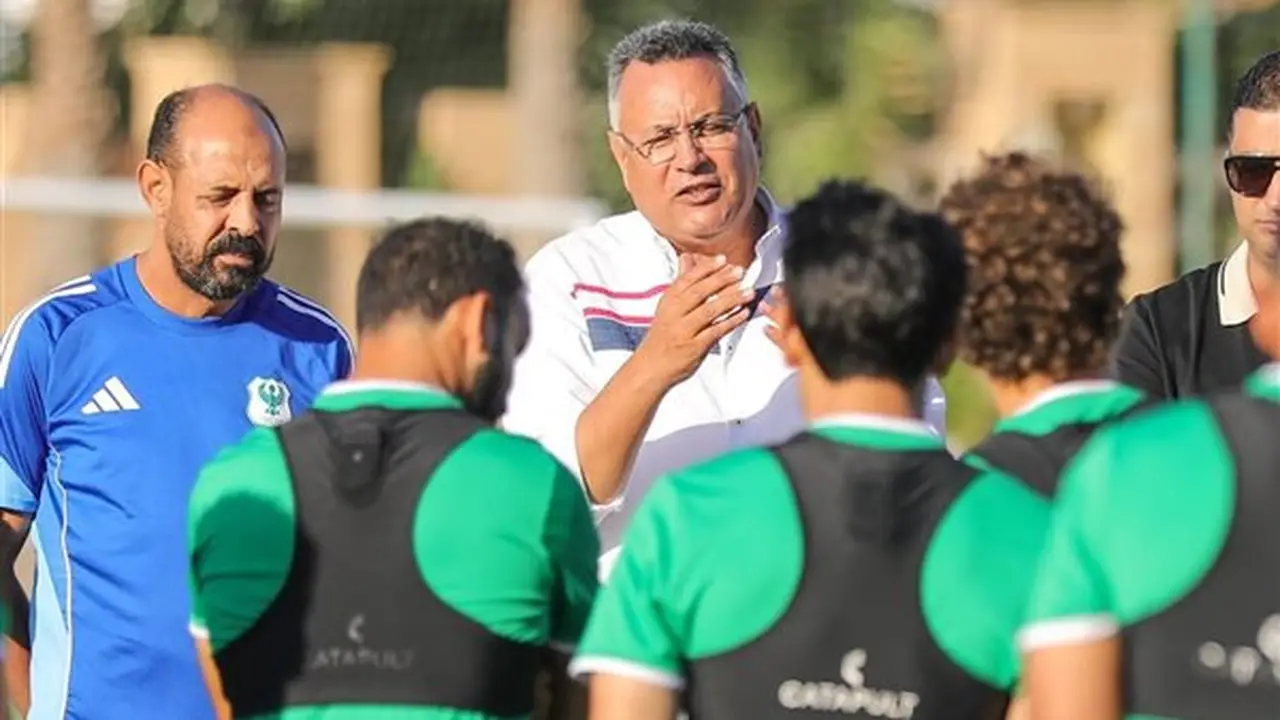 أبو قمر ومحمد موسى يجتمعان بلاعبي المصري قبل انطلاق الدوري الممتاز