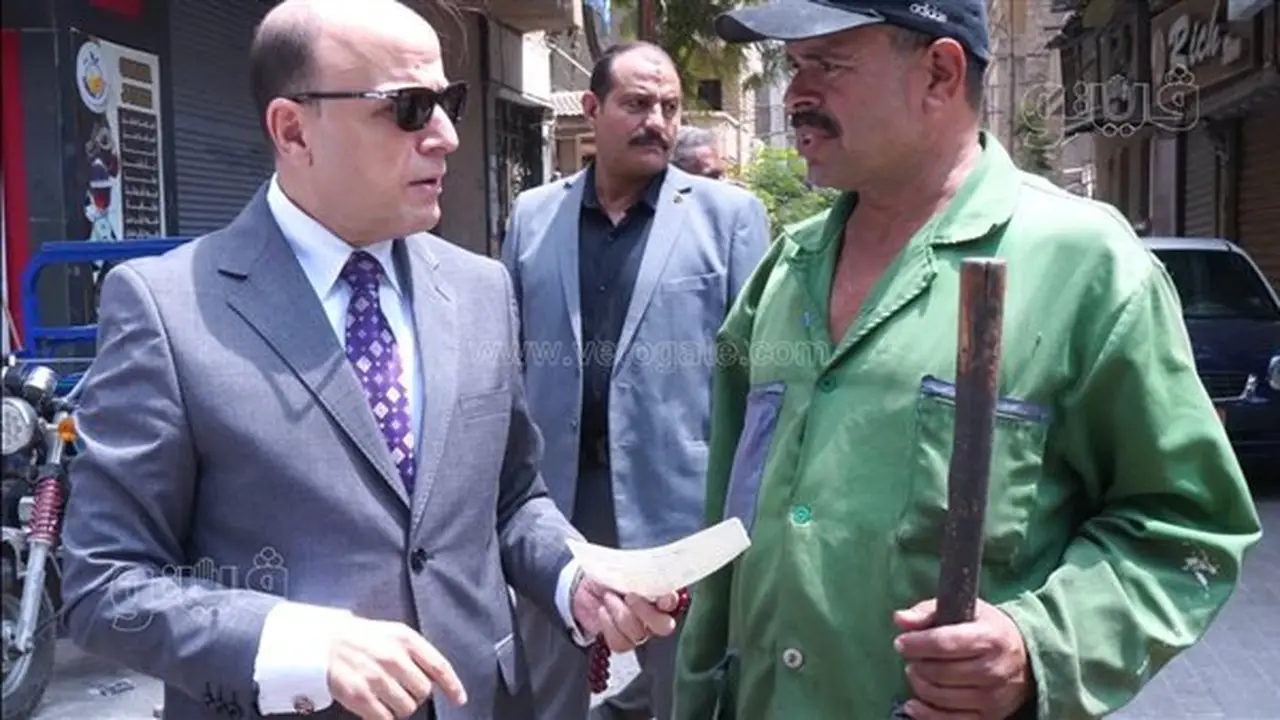 محافظ الغربية يكرم عمال النظافة خلال جولة مفاجئة في شوارع طنطا