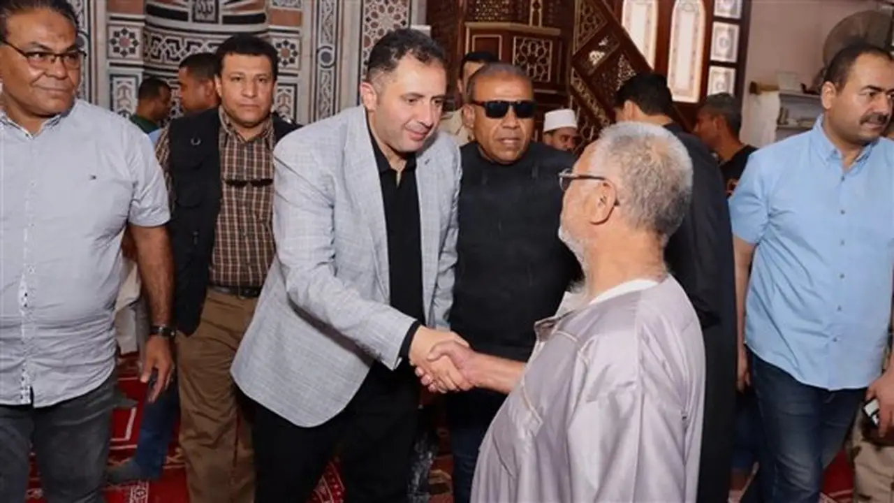 محافظ دمياط يستمع لشكاوى الأهالي بعد صلاة الجمعة ويبحث سبل الحلول