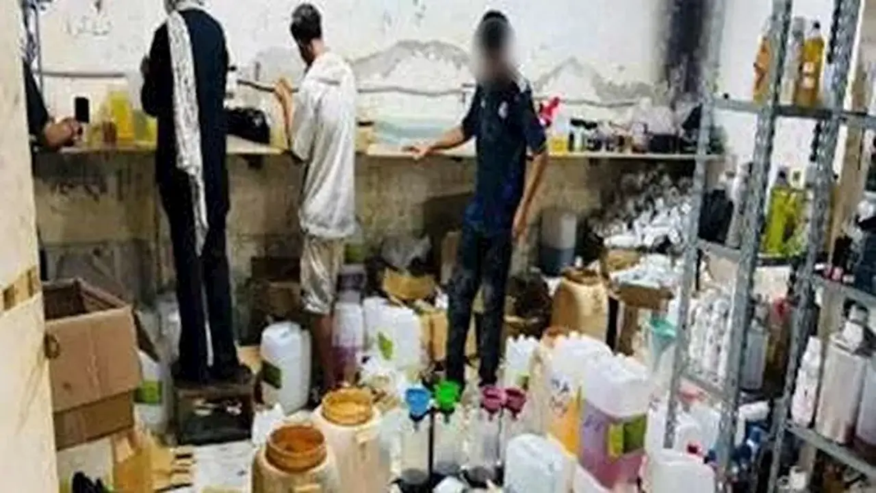 ضبط مصنع عطور غير مرخص في النزهة يحتوي على 19 ألف عبوة مغشوشة | صور