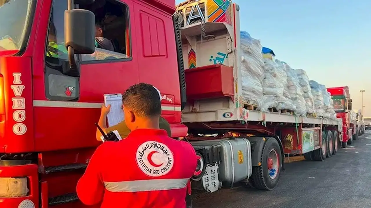 الهلال الأحمر المصري يطلق قافلة “زاد العزة” إلى غزة محملة بـ 2741 طنًا من المساعدات