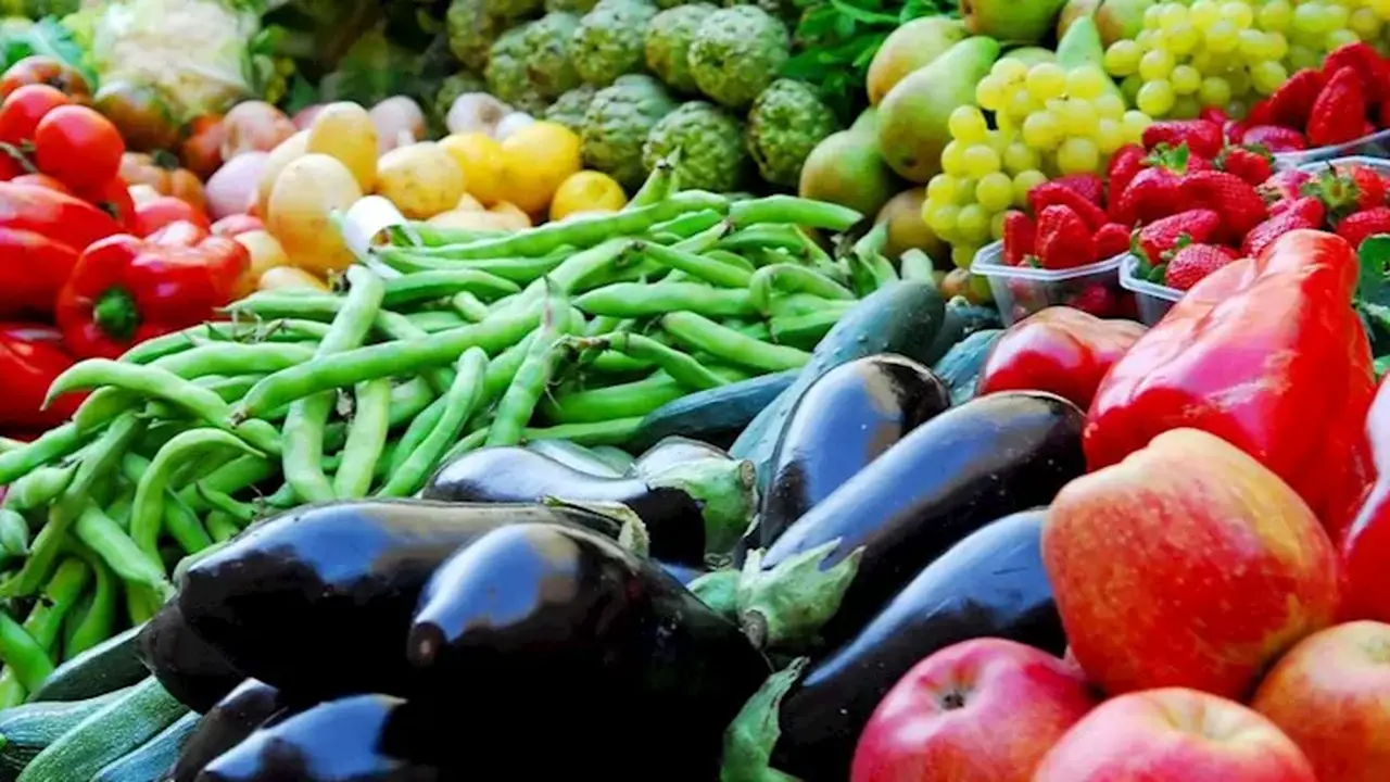 استقرار أسعار الخضروات والفاكهة في سوق العبور اليوم.. الطماطم بـ 11 جنيها للكيلو